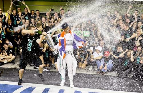 F1: Hamilton vỡ òa cảm xúc ngày vô địch thế giới - 10
