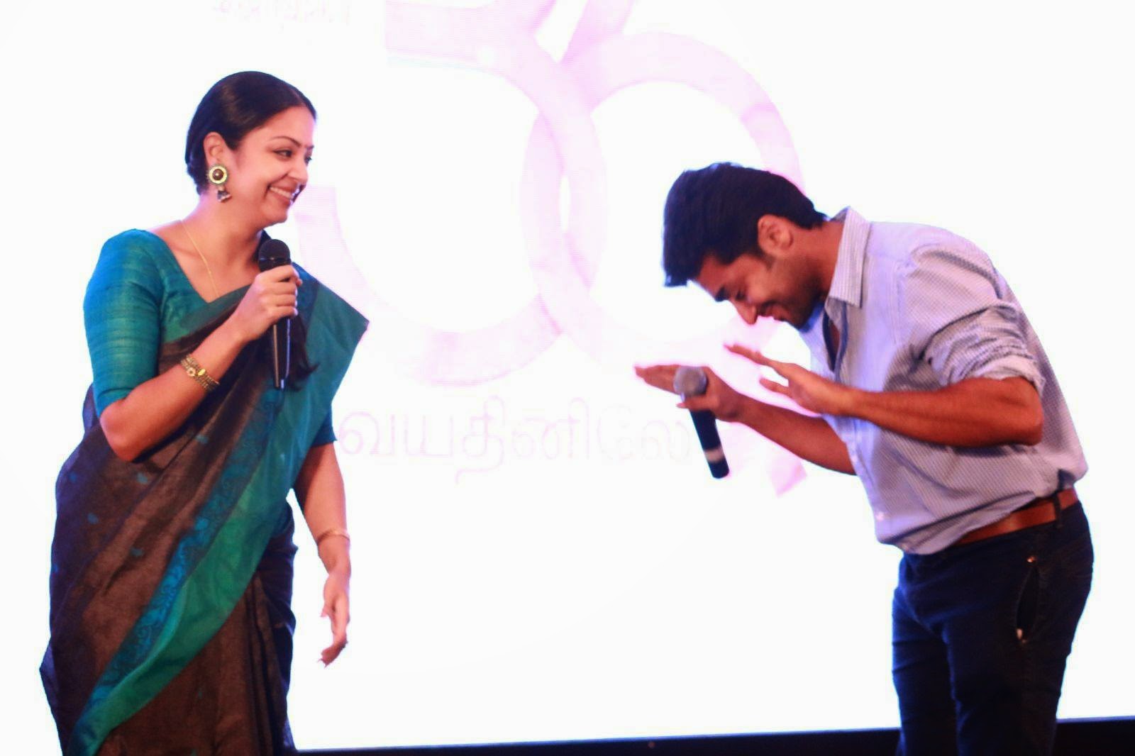 Surya-And-Jyothika-Talking-Cute-images-At-36-Vayadhinile-Audio-Launch-Pictures