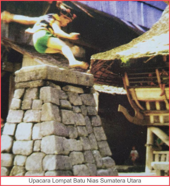 gambar upacara lompat batu nias sumatera utara