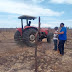 Em Porto do Mangue os agricultores começaram o ano preparando o solo e a prefeitura garante o corte de terra