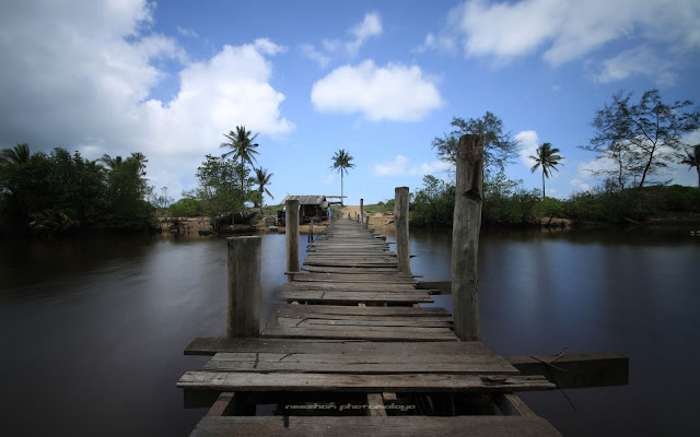 Jeti dan jambatan kayu klasik dan usang di Terengganu