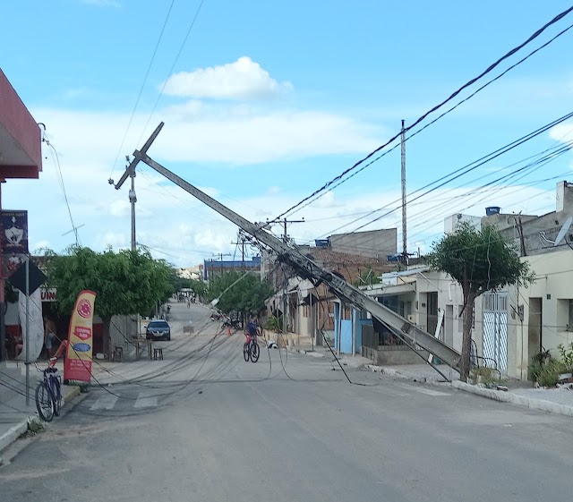 Caminhão derruba poste e deixa parte de Santa Cruz do Capibaribe sem energia