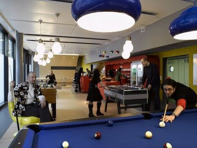 Feel bored, the pool table provided to release staffs' stress