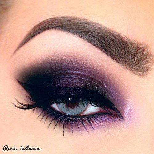 Maquillaje de ojos violeta y negro
