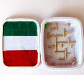 http://translate.googleusercontent.com/translate_c?depth=1&hl=es&prev=/search%3Fq%3Dhttp://www.creativitaorganizzata.it/speciali/riciclo-maglioni-idee-e-tutorial/%26biw%3D1429%26bih%3D961&rurl=translate.google.es&sl=it&u=http://www.4blog.info/school/2014/giochi-da-viaggio-il-labirinto-fatto-con-materiale-di-riciclo/&usg=ALkJrhhQ7nQPf0VmDazlbNQ178HToQZ9Jg