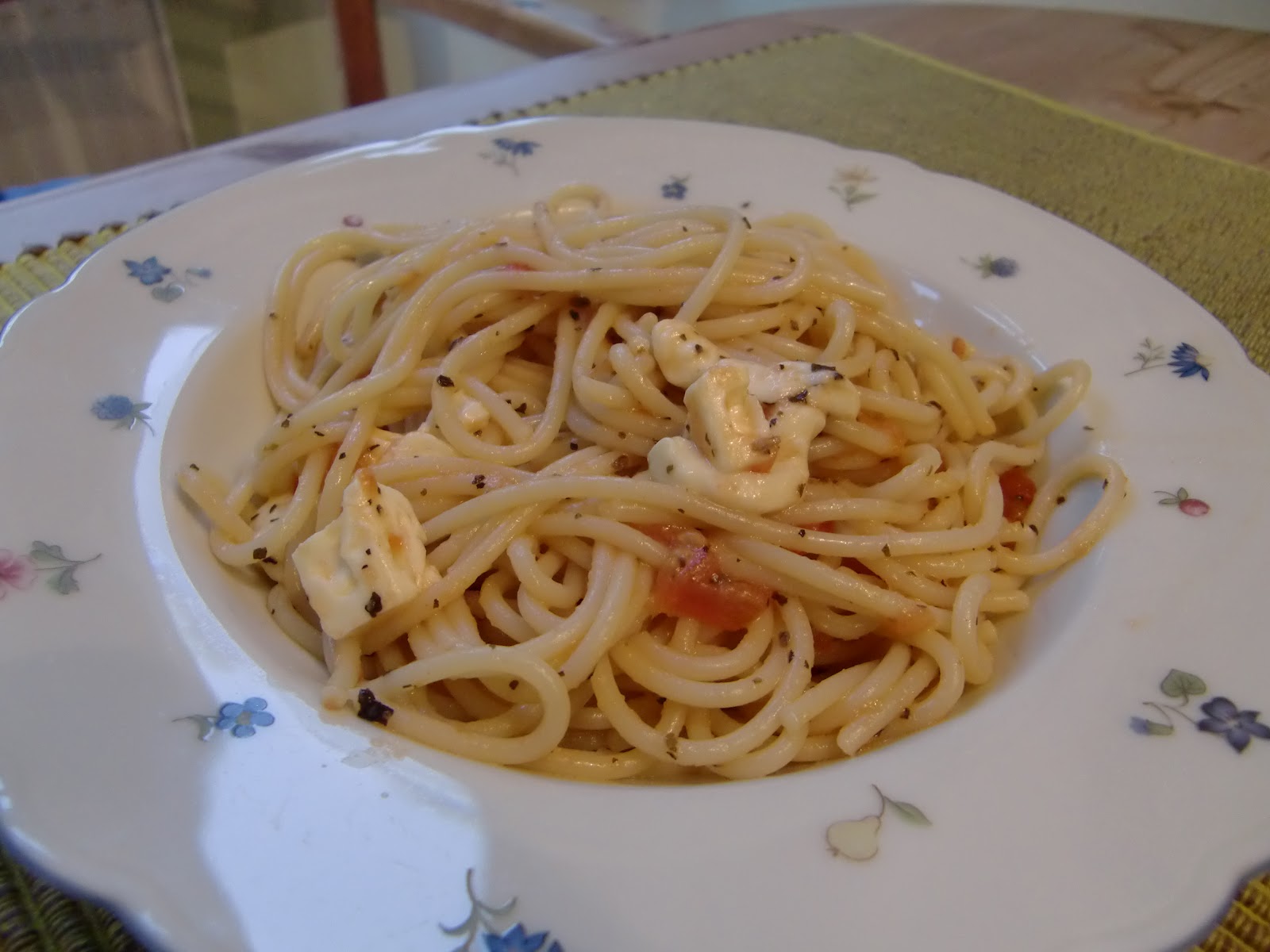 La vie gourmande: Spaghetti Caprese und Himbeer-Vanille-Milch