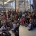 Pessoas que se identificam como cães fazem protesto por direitos caninos; veja vídeo