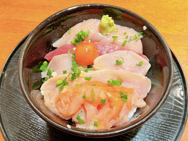 鶏刺しスペシャル丼(かもロース)