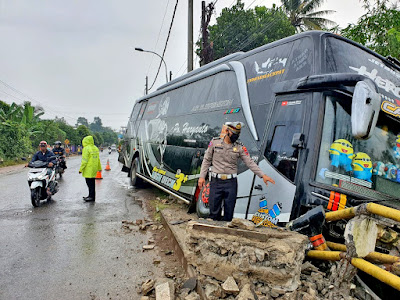 bus-po-haryanto-menabrak-jembatan-di-bojong-pekalongan