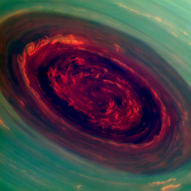 Một xoáy bão ở cực bắc Sao Thổ được chụp bởi tàu Cassini vào ngày 27 tháng 11 năm 2012. Màu sắc trong hình ảnh này là màu sai, không đúng màu sắc của mắt người nhìn thấy trong tự nhiên, được chủ đích đổ màu như vậy để làm nổi bật lên cấu trúc của cơn bão này. Hình ảnh: NASA/JPL-Caltech/SSI.