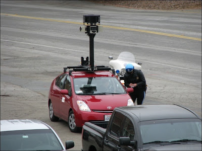 Carro do Google Street View levando multa