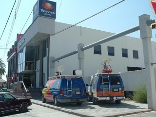 Encuentran en la puerta de Televisa, una hielera con dos cabezas humanas y una nota amenazante. Ver video.