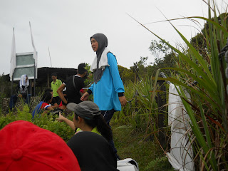 Akhirnya puncak gunung berjaya kami tawan. Kelihatan Ketua Jabatan Kajian Sosial, Puan Hajjah Adibah binti Ismail sedang memerhati permandangan puncak gunung.