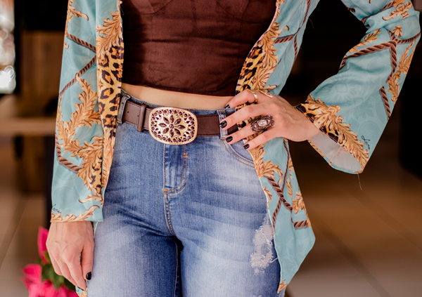 Look jeans, top cropped e camisa estampada (4)