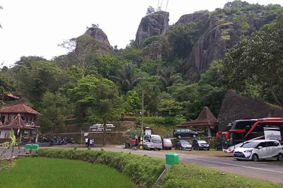 jalur akses menuju puncak gunung api purba nglanggaran