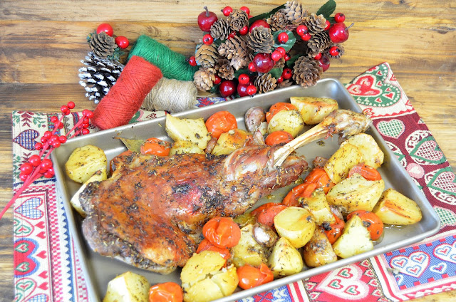 hierbas a la provenzal, paletilla de cordero, pierna de cordero, tomates cherry mixtos, paletilla de cordero al horno, paletilla de cordero al horno con patatas, paletilla de cordero a baja temperatura, las delicias de mayte, 