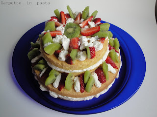 Torta a due piani con frutta