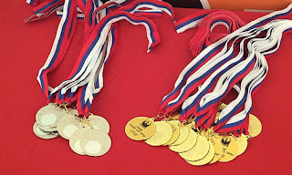 медали лежат на столе