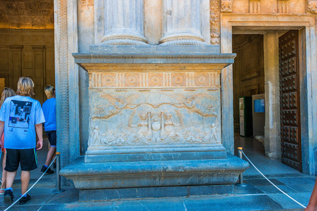 Relieves de la fachada del  Palacio de Carlos V