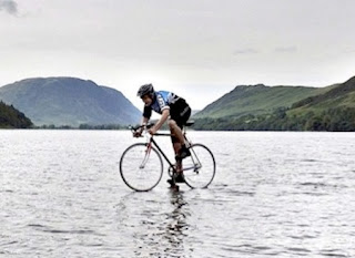 andar de bicicleta sobre as águas, matt whitehurst, essa imagem é real?, eu adoro morar na internet