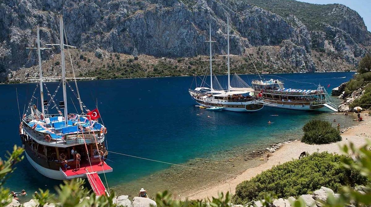 The Marmaris Hisaronu Aegean Islands Tour offers an opportunity to explore the stunning bays located in the Gulf of Hisaronu, situated in the Aegean Sea.