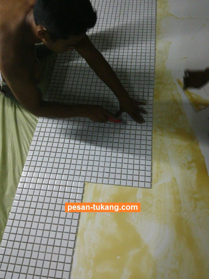 Cara Memasang Keramik  Mozaik Menggunakan Lem Kuning 