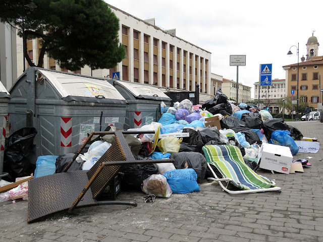 Spazzatura ammucchiata intorno ai cassonetti, viale degli Avvalorati, Livorno