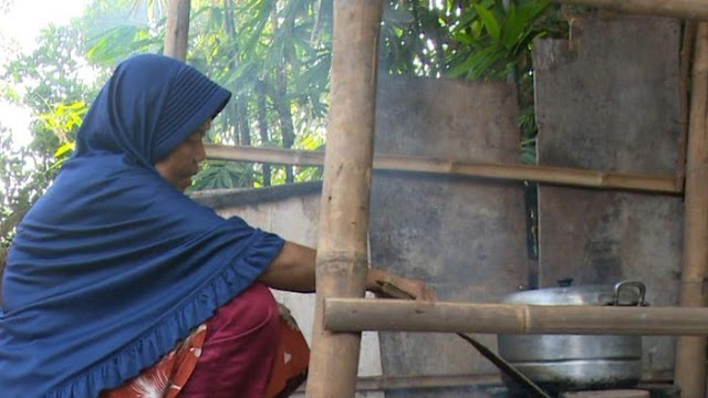 Kisah Miris Nenek Penjual Pecel yang Tak Diakui Anaknya