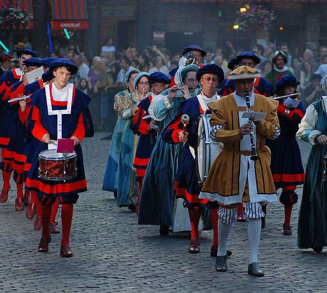 Populares na festa do Ommegang, na Bélgica