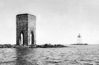 La Torre e sullo sfondo il faro eretto nel 1867