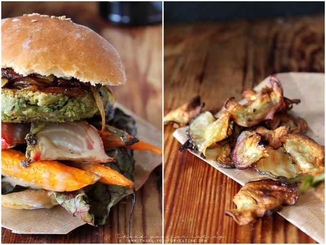 veganer Burger mit dicke Bohnen Pattie Ofengemüse Süßkartoffelbuns Rote Beete Chips