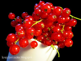 redcurrant-in-a-white-mug