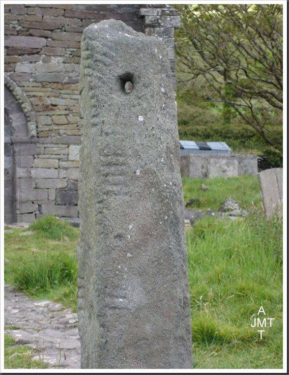 DSC03660DinglePeninsuleKilmalkedarEglise12emeSiecleAlphabetOghamiqueBW