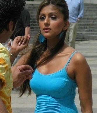 Aarti Chabria Hot cleavage boobs