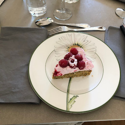 Part du gâteau à la pistache et à la framboise