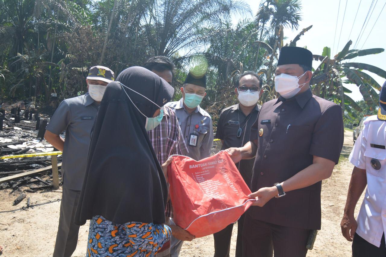 Wakil Bupati Tanjab Barat Tinjau Lokasi Kebakaran di Rt 07 Dusun Rantau Panjang Desa Kelagian