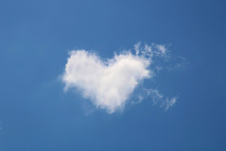 Kuvassa näkyy sydämenmuotoinen pilvi kirkkaalla taivaalla