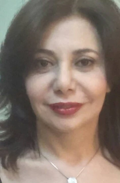 من يرأف بأهل غزّة؟  لميس أندوني - الأردن  قد يستفزّ عنوان المقال بعض القرّاء، فيعتبرونه دعوةً إلى الشفقة على أهل غزّة، ويردّون غاضبين "إن أهل غزّة يمدّوننا بالشجاعة والأمل وليسوا بحاجة إلى الندب عليهم"، وهذا، إلى حد ما، صحيح. ولكن، لنستفق ونتذكّر أن دماءهم ودموعهم ليست مجرّد جرعات أمل نتلقّاها ونستمر في حياتنا وكأن شيئا لم يكن، تاركين الأمهات الثكالى وأطفالا يبحثون عن ذويهم وأهاليهم الذين اختفوا في لحظاتٍ أو كلمح البصر، من دون أملٍ بعودتهم، وكأن وجودَهم لم يكن أكثر من خيال. هذه دعوة إلى أن نصحو ونواجه الواقع السياسي حولنا، ليس بهدف الاستسلام، بل للتحذير وإدانة التهرّب من المسؤولية، فوجه الشهيد أو الطفل الذي دُفنَ تحت الركام ليس مجرّد صورة نرثيها أو نمجّدها على صفحات "فيسبوك"، ففي عيون الشهداء إدانة لنا جميعا، وكأن مسؤولية التضحية والقتال اقتصرت عليهم ونبقى، نحن المتفرّجين، نحسّ بالنشوة بفعل صاروخ وصل إلى تل أبيب، ونحزن على موتٍ خطف أرواحا وأحلاما، وهدم بيوتا بُنيت بكدّ وعرق، طوبةً طوبة. يجب رؤية ما حدث في غزّة بوضوح؛ نحن شهدنا جريمةً هي جزء من مجازر مستمرّة، وستتبعها مجازر، لأن عدواً بنى كيانه على سرقة وطن وأرض، وتشريد الشعب الأصيل وقتله، لا يستطيع الاستمرار من دون حروب، لأنه يرى مجرّد استمرار الآخر بالحياة وعدم الخضوع خطرا على بقائه، فترسانة الأسلحة لا تجلب الأمن والراحة لسارقٍ يعرف أن للأرض لغتها وعبقا لا يحسّ به، حتى وإن اشتمّ رائحة الزعتر والزيتون، فكلها غريبة عليه، ومن يفهمها هو خطر عليه، ولا بد من إزالته. إسرائيل، وبالرغم من "انتصاراتها" وتخاذل أنظمة عربية اخترقتها، تعيش في خوفٍ من صاحب الأرض الذي يتحدّى تجبرّها، وهذا يفسّر جزئيا ازدياد وحشيتها، فهي تعتقد أن حال السكون في العالم العربي تعطيها فرصةً للانقضاض لسلب الفلسطيني إرادته، فيبرز لها إبراهيم النابلسي في نابلس وخالد منصور في غزّة، عمالقة تقدح نار العزّة في عمق عيونهم الجميلة، توقظ فينا حسّا مقاوما، كانت إسرائيل قد اعتقدت أن قمع الأنظمة وظلمها قد أطفآه، فتتكفّل نابلس وجنين وغزّة بإشعاله. الأنظمة العربية تنفذ أجندة أميركية لمحاصرة الفلسطينيين وعزلهم سياسيا، لم يكن العدوان على غزّة معزولا عن الرؤية الأميركية المُعلنة بدمج إسرائيل في المنطقة، وتشكيل حلف أمني عسكري، يجمع الدول العربية وإسرائيل، تحت قيادة أميركية بهدف تغيير الخريطة السياسية، وإنهاء أي شيءٍ اسمه عالم عربي، وهذا يتطلب شطب حالة العداء لإسرائيل في الوعي العربي، فإيران هي عدو المنطقة، تتشارك إسرائيل والعرب، وفقا للمشروع الأميركي، بمواجهتها، فالحليف والقائد هو إسرائيل، وإيران خطرٌ يهدّد الجميع. ولكن قادة الدولة الصهيونية على عجلةٍ من أمرهم، فالهبّات الفلسطينية المتتابعة وعمليات المقاومة، فرديةً كانت أم منظمة من الفصائل الفلسطينية، تترافق مع تغيير في الرأي العام العالمي، لم تشهده إسرائيل من قبل. فالفلسطيني اقتحم المخيّلة العالمية كـ"ضحية" ورمز للشجاعة في آن معاً. وعليه؛ بالنسبة لإسرائيل، التركيز على الخطر الإيراني ضروري، ليس لأنها تدعم فصائل فلسطينية وتسلّحها فحسب، وإنما لأن من الصعب مكافحة تأثير صور الفلسطينيين، وأصواتهم، بينما من الأسهل كسب التعاطف في معركة بين "إسرائيل" ممثلة الغرب وإيران "المُشيطَنة أصلا" في المخيلة الغربية، فتركيز إسرائيل على "العدو الإيراني"، يخدمها إعلاميا، في معركةٍ يكسب فيها الفلسطينيون يوما بعد يوم، فالعدوان الإسرائيلي لم يكن ردّة فعل بل ضربة مدروسة، أرادت منها تل أبيب إضعاف قدرات حركة الجهاد الإسلامي، وبعث رسالة إلى طهران. وتعتقد إسرائيل أنها أضعفت حركة حماس في حرب مايو/ أيار 2021، وهي الآن تهدف إلى إضعاف قدرات "الجهاد الإسلامي" التي تحتاج فترة لتعويض مخزون أسلحتها، وبالتالي، إضعاف المقاومة ككل. وأرادت أيضا إظهار المعركة بأنها ضد النفوذ الإيراني في غزّة، فهي لا تضرب الشعب الفلسطيني، وإنما "أدوات إيران في غزّة"، فتصوير حركة الجهاد الإسلامي تنظيما تابعا لطهران، يخدم أهداف تل أبيب وواشنطن في المنطقة، وإنْ علينا أن نعترف أن توجيه ضربة قاسية للحركة التي يجب أن نؤكّد هنا أنها فصيل فلسطيني مقاوم، هي أيضا رسالة وضربة لإيران، فعلاقة الدعم الإيراني لـ"الجهاد الإسلامي"، على وجه الخصوص، معلنة من الطرفين، بل أعلنت إيران وبوضوح أن لها علاقة بالعمليات الفدائية الفلسطينية، في تصريحاتٍ خدمت طهران، لكنها أضرت بالحركة المقاومة وعموم الفلسطينيين. سأل عنوان المقال: من يرأف بأهل غزة؟ فالتضامن مع الشعب الفلسطيني وأهل غزّة لا يعنيان عدم تحليل الصورة كما هي وبوضوح، إسرائيل تبقى العدو والمجرم، ولا جدل في ذلك، وإيران دولة أصيلة في المنطقة، ولا مقارنة بينها وبين إسرائيل. ولكن؛ هل فكّرت طهران بتبعات تصريحاتها والطلب من الفصائل الفلسطينية أن تشكر الدعم الإيراني للشعب الفلسطيني؟ لم تكن إسرائيل بحاجة إلى ذريعة، وليس هذا مقصدي، لكن، على طهران أيضا أن تتصرّف بمسؤولية، فالفلسطيني يجب أن لا يكون جزءا من أوراق التفاوض الأميركي الإيراني بشأن العودة إلى الاتفاق النووي الإيراني. دعم إيران تنظيمات فلسطينية معروف، غير المفهوم كيف تفيد التصريحات الإيرانية عن دورها في دعم الفصائل المقاومة في معركةٍ، تسعى فيها إسرائيل إلى تغطية جرائمها، خصوصا أن إيران قد لا تستطيع، في الوضع الحالي، إمداد حركتي الجهاد الإسلامي وحماس بأسلحة كافية للتعويض عن خسائرهما، فالمقاومة يجب أن لا تكون جزءا من أهداف إيرانية، والقول إن الأنظمة العربية تنفذ أجندة أميركية لمحاصرة الفلسطينيين وعزلهم، على صحة ذلك، لا يعني الامتناع عن نقد طهران وقيادات فصائل المقاومة. على فصائل المقاومة إعادة تقييم تجربتها وخسائر الشعب الفلسطيني، فغياب الرؤية الاستراتيجية تهدر التضحيات على فصائل المقاومة إعادة تقييم تجربتها وخسائر الشعب الفلسطيني، فغياب الرؤية الاستراتيجية تهدر التضحيات، وخصوصا أن حركة حماس مشغولةٌ بصراع على السلطة، ومقيّدة بمصالحها السلطوية وباتفاقيات هدنة بشروط أمنية إسرائيلية، جعلتها في موقع المتفرّج، وتركت المقاومة وحيدة. وهذا لا يعفي الأنظمة العربية من جريمة التطبيع، فالفلسطيني يجد نفسه وحيداً، ولذلك توجه التنظيمات الفلسطينية إلى إيران مفهوم، في وقت تتآمر أنظمة عربية عليها، بل وتتفاخر أنظمة بتأييدها إسرائيل. ولا يعفي كذلك السلطة الفلسطينية وتمسّكها بالتنسيق الأمني المشين، وتدمير حركة فتح، فالحفاظ على الحركة بتقييدها، هو تدمير للتنظيم الذي أطلق شرارة الثورة الفلسطينية بعد النكبة، ناهيك عن الانقسام الفلسطيني على "سلطةٍ لا سيادة لها على أرض أو سماء أو حركة"، تجاوز كونه عارا، ليرقى إلى مستوى جريمةٍ بحقّ تضحيات الشعب الفلسطيني. وتكتمل الصورة بنا نحن المراقبين والمهللين، من دون انخراط في المعركة؛ نصفق ونبكي ثم تمضي غالبيتنا في طريقها من دون فعل شيء. ليس مطلوبا حمل السلاح والوصول إلى الحدود، لكن معركة الشعوب العربية هي مقاومة التطبيع، فإن لم نخضها نصبح ليس أكثر من مشجّعين لعرس دم، نترك فيه الأم الثكلى والأطفال المفجوعين، ونمضي في حياتنا ننتظر مشهدا جديدا، لشعبٍ يدفع الثمن عنا.