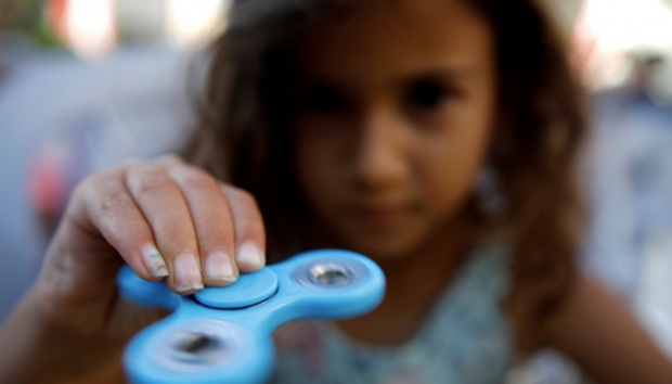 Inilah Bahaya Bermain Fidget Spinner bagi Balita