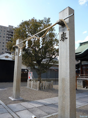 東成区中道の八阪神社注連柱