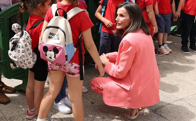 Queen Letizia wore a light purple Jopeta jacket by Hugo Boss. Hugo Boss Tefite light purple trousers, Boss silk blouse