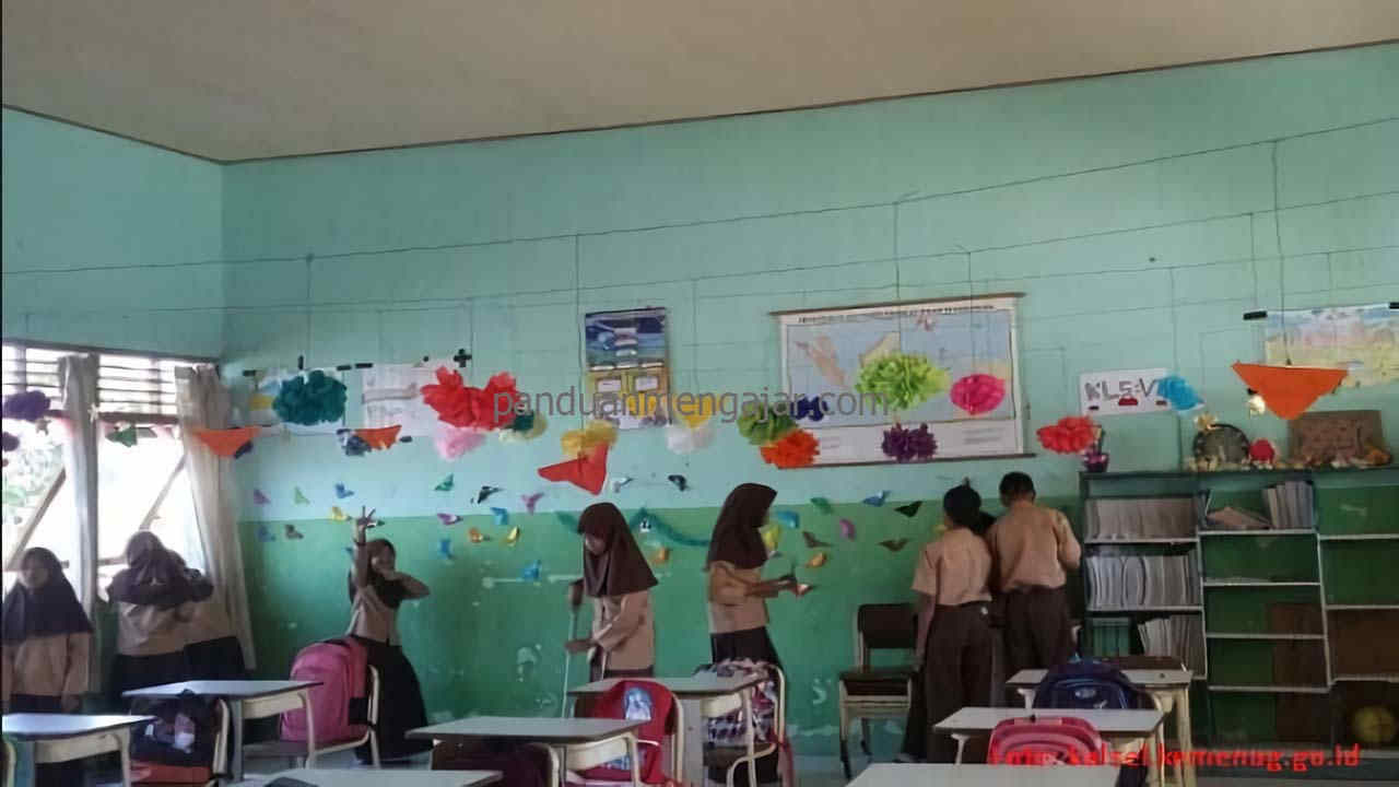 menghias kelas