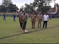 Tendangan kick-off  oleh Dandim Tegal pada Laga Perdana Liga Santri Kodim 0712/Tegal