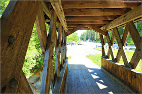 Interior del Puente Cubierto Peatonal Chance Pond Brook Pedestrian Bridge en Franklin, New Hampshire