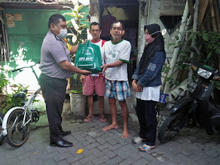 Bhabinkamtibmas Brontokusuman Distribusikan Paket Sembako dari Baznas Untuk Warga Terdampak Covid-19