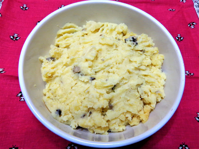 PORCIONES: 4 INGREDIENTES 4 papas grandes peladas y cortadas en trozos 1 taza de leche 2 cucharadas de mantequilla 1 cucharada de aceite de oliva 1 taza de cebolla picada 1 diente de ajo picado 1 cucharadita de cilantro picado   Sal y pimenta a su gusto METODO Cocinar las papas en agua con sal hasta que estén blandas. Desechar el agua. Agregar a las papas en la olla, la leche, mantequilla, sal, pimienta y hacer el puré. En una sartén calentar el aceite de oliva y sofreír la cebolla con el ajo. Agregar los champiñones, cilantro, cocinar por 3 minutos y mezclar con el puré de papas.