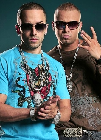 Foto de Wisin y Yandel posando