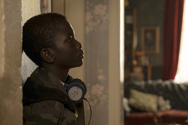 Ibrahima Gueye como Momo. Fotograma de Netflix.