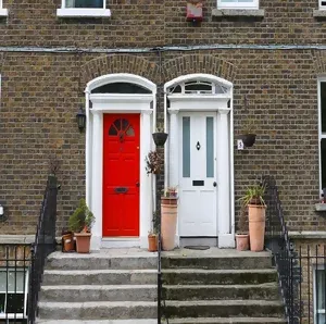 foto da entrada de uma casa com4 lances de escadas.