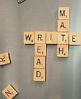 http://translate.google.es/translate?hl=es&sl=en&u=http://craftsbyamanda.com/diy-refrigerator-scrabble-game/&prev=search